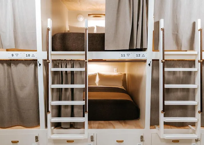 Hostel Cache House *